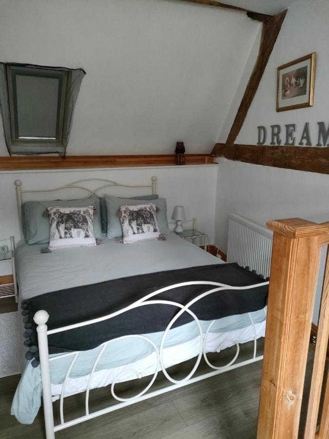 Les Petits Champs Apartment Buais-les-Monts Екстериор снимка