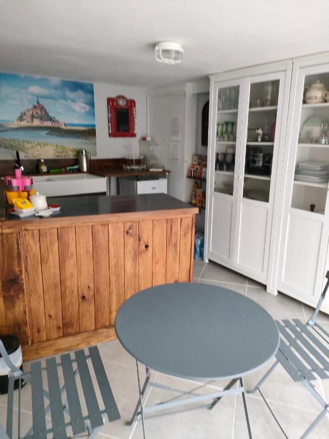 Les Petits Champs Apartment Buais-les-Monts Екстериор снимка