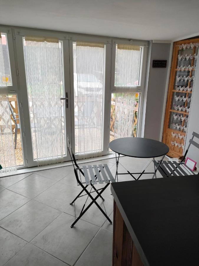 Les Petits Champs Apartment Buais-les-Monts Екстериор снимка