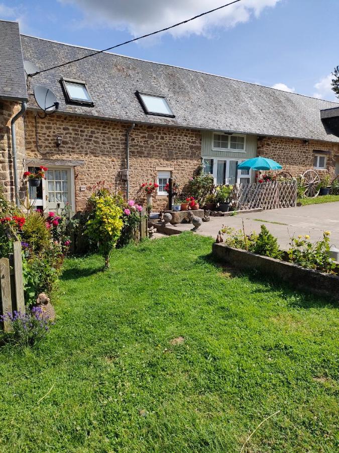 Les Petits Champs Apartment Buais-les-Monts Екстериор снимка