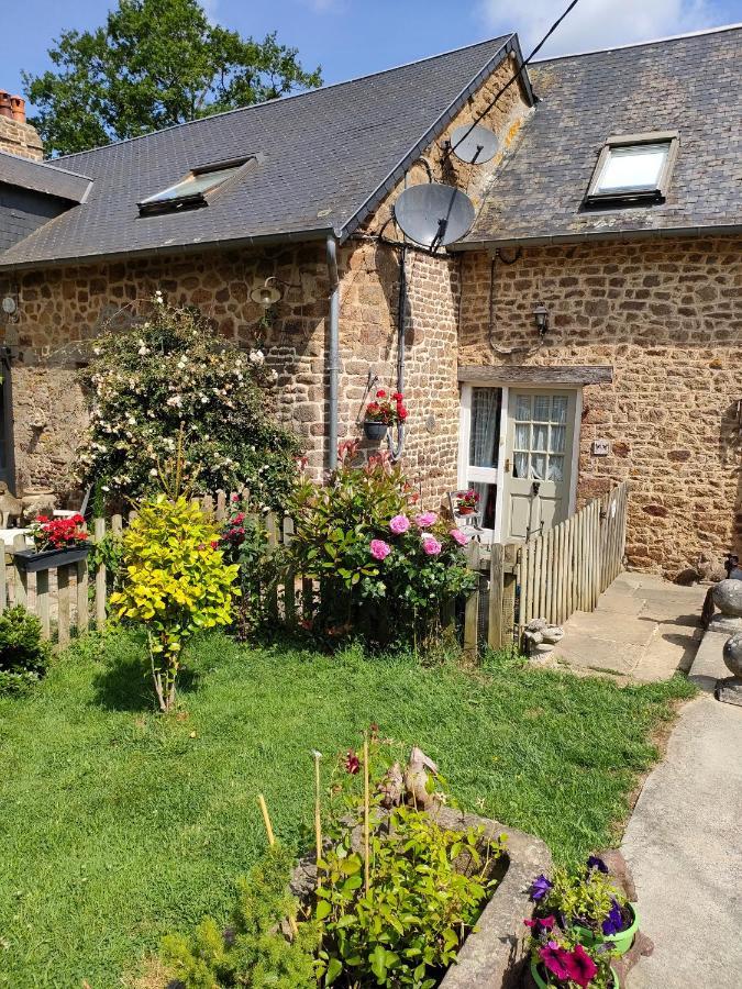 Les Petits Champs Apartment Buais-les-Monts Екстериор снимка
